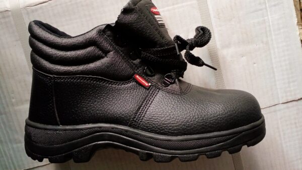 Oil and fire resistant boots. Industrial safety boots